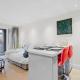 Cosy Manhattan Studio with Balcony, Londýn - Fotografie 8