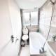 3 Beds I Studio I 1 Minute Away Tube Station and Westfield London Shopping Center, Londýn - Fotografie 6