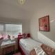 Serenity House, FREE parking, sleeps 6, plus Free stay for 2 children on sofa beds, near the beach restaurant and city centre, guests recommend it Bournemouth - Photo 3