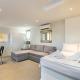 Panorama View Apt with Jacuzzi by 8essentially, Daratso (photo 5)