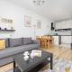 Modern Apartment with Parking next to the Airport in Warsaw by Noclegi Renters, Varsavia - Foto 1