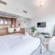Partial Canal & City Views Studio on a High-Level Floor, Close to Dubai Opera, Burj Park & Dubai Mall, 8 BLVD Walk, Downtown Dubai by Deluxe Holiday Homes, Dubaï - Photo 5