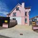 BARBIE HOUSE , 2 Bedroom Garden Apartment with Private Car Space , Opposite Paignton Pier , 2 Double Beds , 2 Single beds Kitchen & Air Fryer , Reception to Help you - Fotografie 8