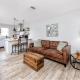 1 Block to Downtown - 7 min to beach - King bed & Free parking