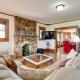 Hike and Explore Mountain-View Escape in Candler, Candler (Foto 4)
