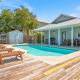 Blue Mind Crystal Beach Cottage Private Pool, Bocce Court, Walk to Beach!