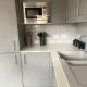 Stylish Spacious 5-Bed Duplex, Coulsdon (photo 8)