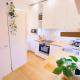 Lovely Two Bedroom Apartment with Terrace, near Center & Parks, Praha - Fotografie 4