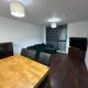 Modern 2 Bed Flat with parking Next to Basildon Station, Laindon (photo 4)