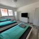 Fischer Apartment 2 - geräumige Monteurs- & Ferienwohnung mit 4 Schlafzimmern - neu renoviert mit privater Terrasse, Smart-TV & voll ausgestatteter Küche - ideal für Arbeit, Gruppen & Familien