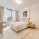 Skyline-Level 2BR with City View, Minutes from Metro & Museum of the Future, Sky Gardens, DIFC by Deluxe Holiday Homes, Dubaï - Photo 3