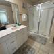 Modern & Comfy 4-Bedroom Home with King Bed, Workspace, & Fast Wi-Fi, Princeton (fotografie 10)
