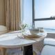 Steps from Nakheel Mall and Monorail Station, Near Beach Clubs ,15 Mins to Downtown and Marina, The Palm Tower, Palm Jumeirah by Deluxe Holiday Homes, Dubaï - Photo 7
