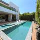 Spacious 5BR Home with Infinity Pool & Large Rooftop, Los Angeles - Foto 2