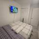 Bedroom with TV in Upland E Edmonton - Foto 4