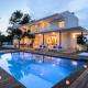 Ibiza Villa with Private Pool and Garden, 1060, Baia di Sant'Antoni (foto 2)