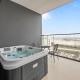 Mesmerizing Canal View Studio with private Jacuzzi, Dubai - Foto 3
