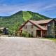 Meyer Chalet de Esqui - Ski-In, Ski-Out 4BR Bear Mtn Retreat with Pool & Fireplace, Killington (zdjęcie 4)