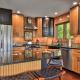Meyer Chalet de Esqui - Ski-In, Ski-Out 4BR Bear Mtn Retreat with Pool & Fireplace, Killington (zdjęcie 7)
