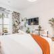 Just Steps Away from Circle Mall, Right Beside a Park, Near Restaurants, Conveniently Close to a Bus Stop, Lumina Vista Residences, Jumeirah Village Circle by Deluxe Holiday Homes, Dubai - Foto 1