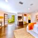 Hollywood Hills Spa Retreat Oasis with Tree Top Views, Private Jacuzzi Style Tub, Steam Room, Magical Half Acre Acre Garden and Patio, Free Parking for 2 cars, in LA's most Serene, Central Desirable Area, Los Angeles - Foto 1