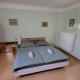 Quiet and spacious apartment with free parking and garden just a few minutes walk from the centre of Znojmo, Znojmo (fotografie 3)