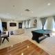 Brighton Blissful - Family Poolside Villa Pool Spa Sauna, Melbourne