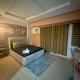 Elegant Suite with Balcony l Free wifi and netflix I Across NAIA T3 Airport, Manille - Photo 3