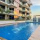 Bright Studio with Balcony in Golf Promenade 2A, DAMAC Hills By Savis Vacation Homes, Dubái - Foto 6