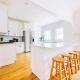 Inviting 3BR Home with Porch & Greenery, Los Angeles - Foto 7