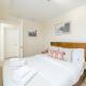 Beautiful Top-Floor 2-Bedroom Flat in Battersea with Private Balcony & Scenic Views, Londýn - Fotografie 4