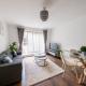 City Apartment-10min to Train st