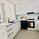 Soft Toned 1BR Retreat with Pool, Gym and Parking!, Dubaj - Fotografie 5