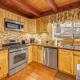 Game Room & 2 Decks: Walkable Lake Arrowhead Cabin, Lake Arrowhead (foto 9)