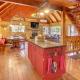 Game Room & 2 Decks: Walkable Lake Arrowhead Cabin, Lake Arrowhead (foto 10)