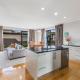 Comfy 4BR Home w Mt Wellington View Zodiak Stays, Окленд - Фото 8