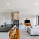 Comfy 4BR Home w Mt Wellington View Zodiak Stays, Окленд - Фото 9