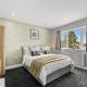 Stunning Retreat - 5-Bed House and Garden in Staines, Staines (foto 5)