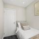 Stunning Retreat - 5-Bed House and Garden in Staines, Staines (foto 7)