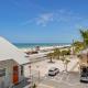 AMI BeachHouse, SLEEPS 13! Beach View, Rooftop Deck, SwimSpa, Pool Table, Putting Green Bradenton Beach - Foto 8