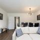 4-Bed in Coulsdon 20 min London, 20 min Gatwick, Coulsdon (photo 6)