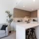 Modern 1BR Condo, Sleeps 4 with Views, AC, Balcony, Near SkyTrain, Burnaby (foto 3)