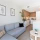 Modern 1BR Condo, Sleeps 4 with Views, AC, Balcony, Near SkyTrain, Burnaby (foto 4)