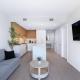 Modern 1BR Condo, Sleeps 4 with Views, AC, Balcony, Near SkyTrain, Burnaby (foto 5)