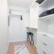 Modern 1BR Condo, Sleeps 4 with Views, AC, Balcony, Near SkyTrain, Burnaby (foto 9)