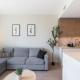 Modern 1BR Condo, Sleeps 4 with Views, AC, Balcony, Near SkyTrain, Burnaby (foto 10)