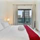 Sleek 1BR with City Views, Near Marina & Metro, Dubai (Foto 2)
