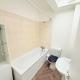 Spacious Room with Double and semi double bed, Shared bathroom,10 minutes to Aldgate East station, near Central London, for 4 ppl, Londra - Foto 5