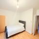 Spacious Room with Double and semi double bed, Shared bathroom,10 minutes to Aldgate East station, near Central London, for 4 ppl, Londra - Foto 8