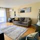 Bright 2 BR pet friendly, KING bed, WiFi,2 parking